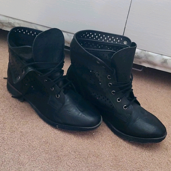 Ladies leather short boots - Picture 2 of 6